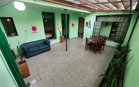 Lo de Miguel - Casa grande con estacionamiento privado